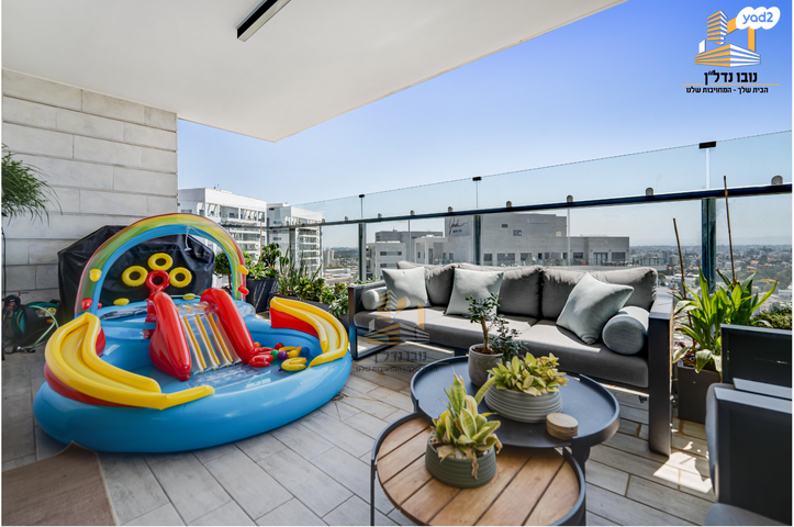 גג/ פנטהאוז, חצרות המושבה, רחובות