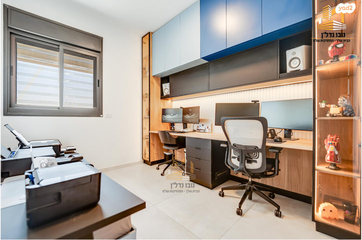 גג/ פנטהאוז, חצרות המושבה, רחובות