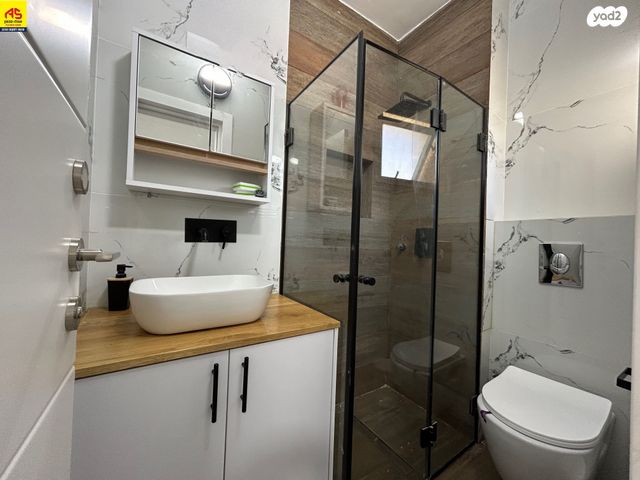 טריפלקס, אלונים, שוהם