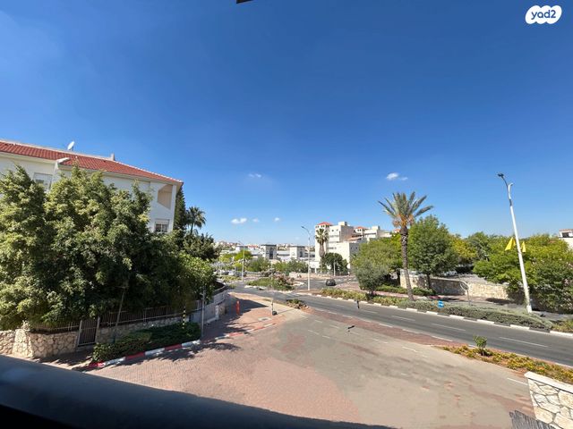 טריפלקס, אלונים, שוהם