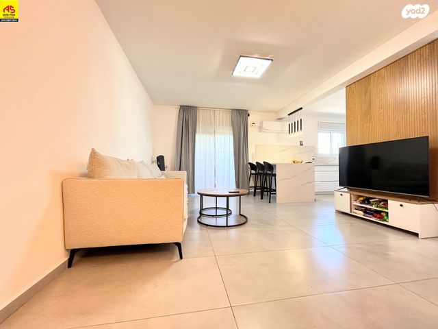 טריפלקס, אלונים, שוהם