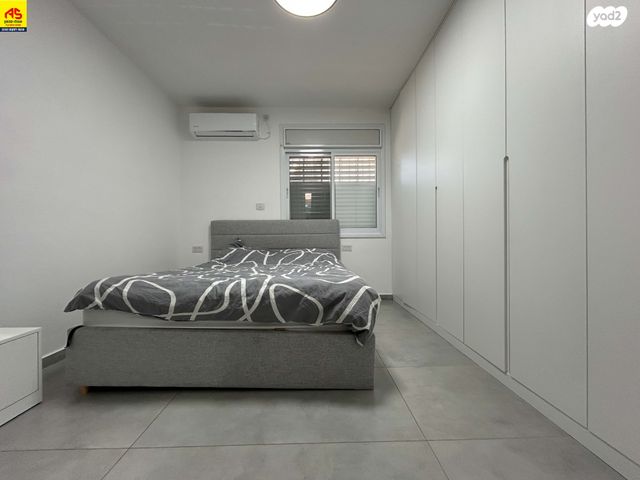 טריפלקס, אלונים, שוהם