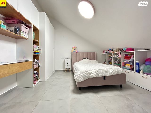 טריפלקס, אלונים, שוהם