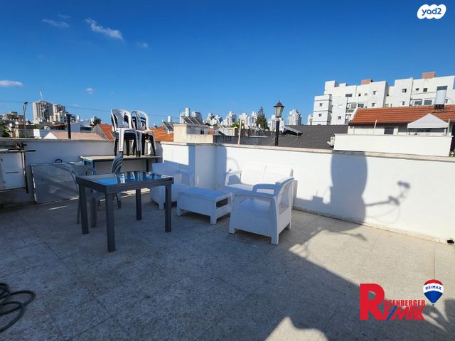 גג/ פנטהאוז, חיים סירני 25, נווה רמז, חולון