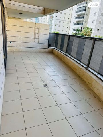 דירת גן, אליהו בן חור, הדר המושבות החדשה / אם המושבות החדשה, פתח תקווה