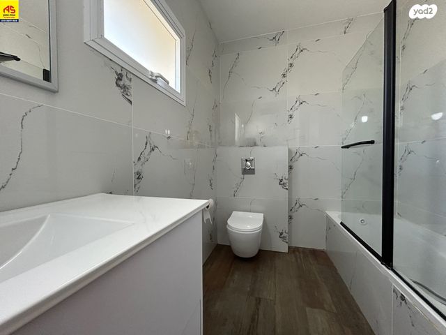 טריפלקס, אלונים, שוהם