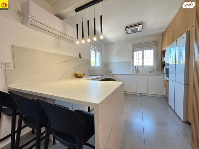 טריפלקס, אלונים, שוהם