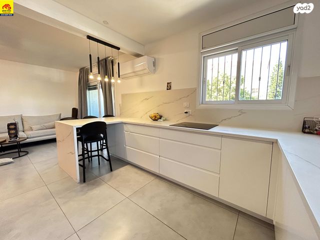 טריפלקס, אלונים, שוהם