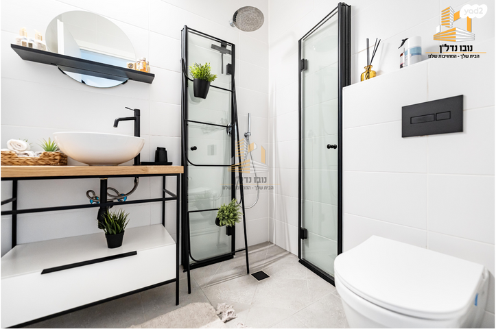 גג/ פנטהאוז, חצרות המושבה, רחובות