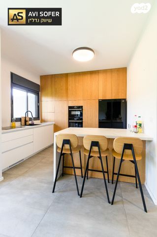 דו משפחתי, כוכב יאיר / צור יגאל