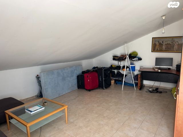 דו משפחתי, האשכולית, בנה ביתך, קדימה צורן