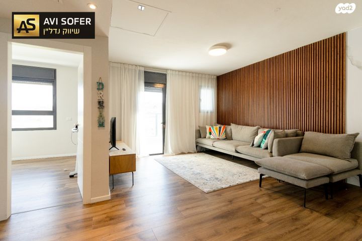 דו משפחתי, כוכב יאיר / צור יגאל