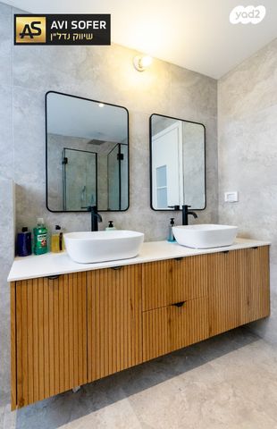 דו משפחתי, כוכב יאיר / צור יגאל