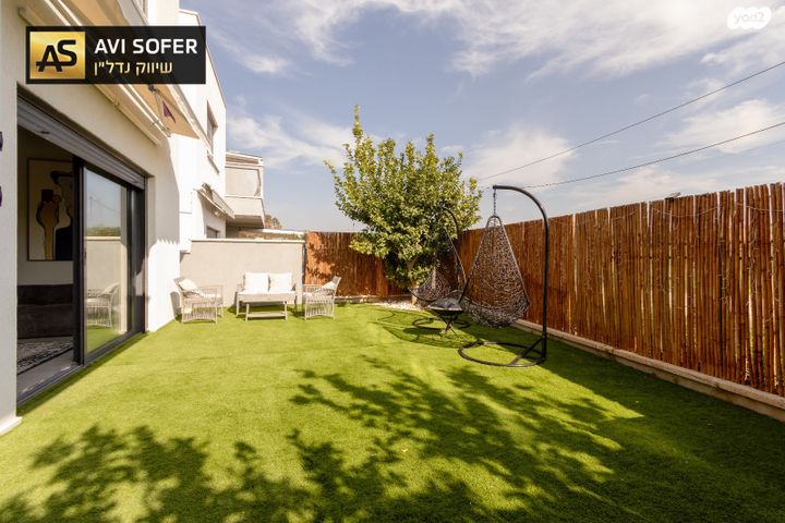 דו משפחתי, כוכב יאיר / צור יגאל