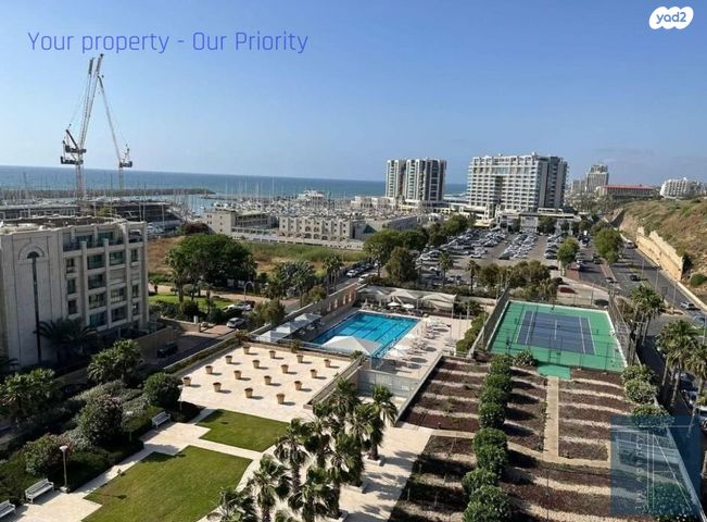 דירה, אלי לנדאו, הרצליה