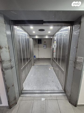 מבני תעשיה, קיסריה