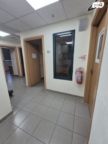 מבני תעשיה, קיסריה