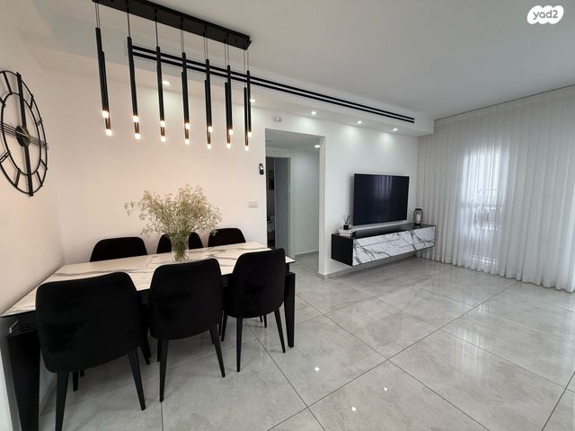 מבוא העירית 12