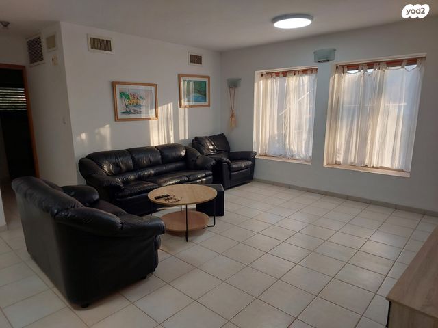 משק חקלאי/ נחלה, ענבי הגפן 1, רועי, רועי