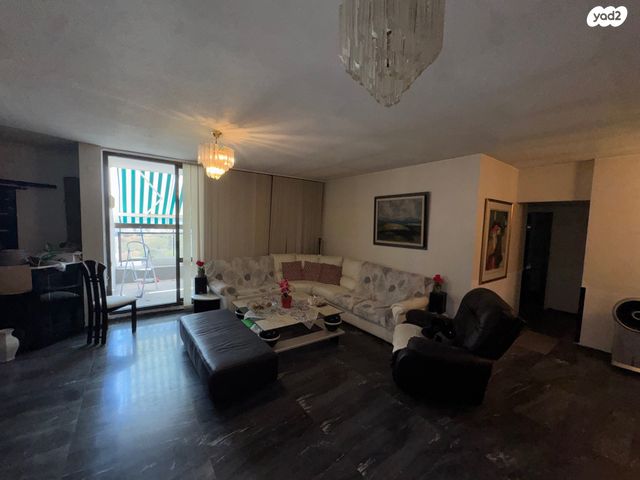 דירה, אורי צבי גרינברג, אזורי חן, גימל החדשה, תל אביב יפו