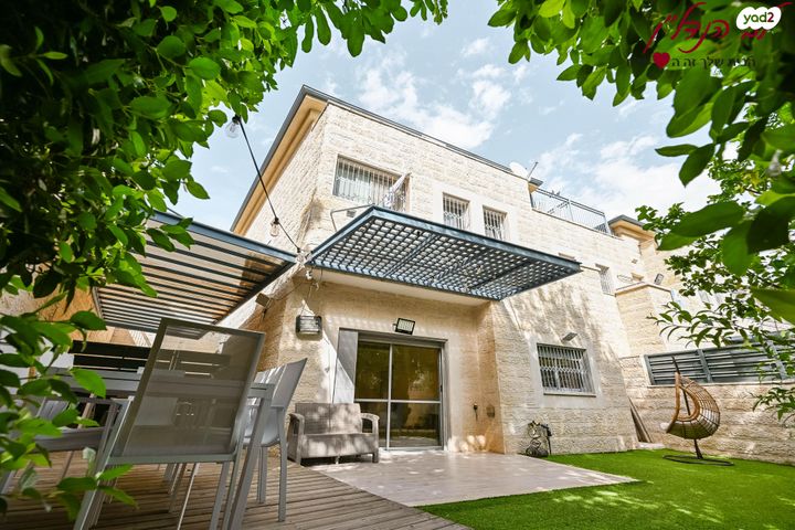 דו משפחתי, אסתר המלכה, מוריה, מודיעין מכבים רעות