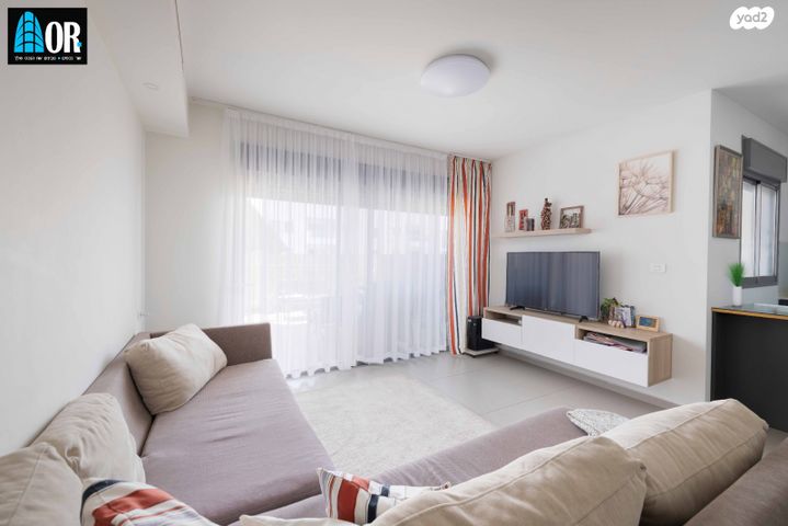 דירה, הרב זבולון גרז, רחובות הצעירה, רחובות