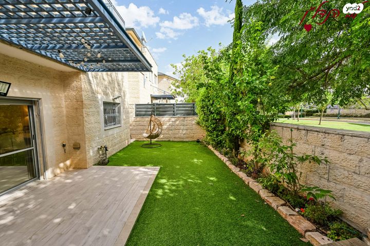 דו משפחתי, אסתר המלכה, מוריה, מודיעין מכבים רעות