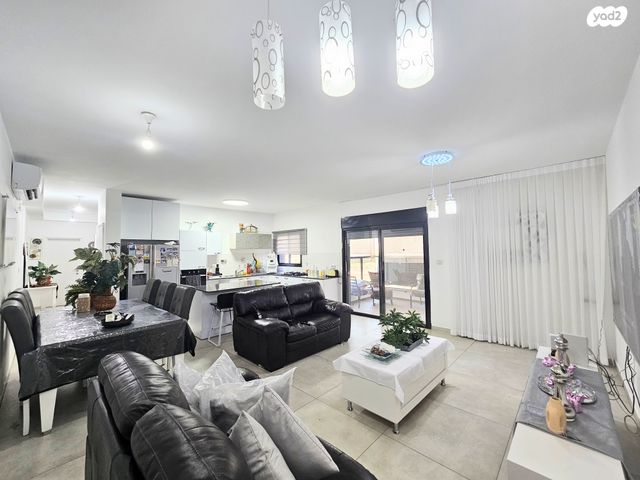 דירה, אריק איינשטיין, נווה שרון / שער העיר, נתיבות