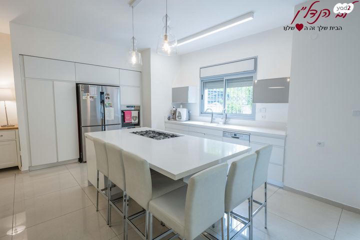 דו משפחתי, אסתר המלכה, מוריה, מודיעין מכבים רעות