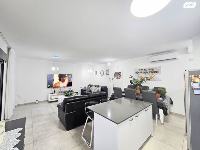 דירה, אריק איינשטיין, נווה שרון / שער העיר, נתיבות