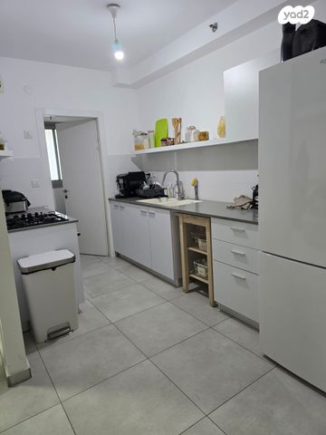 דירה, עפרה חזה, משכנות האומנים, קרית מוצקין