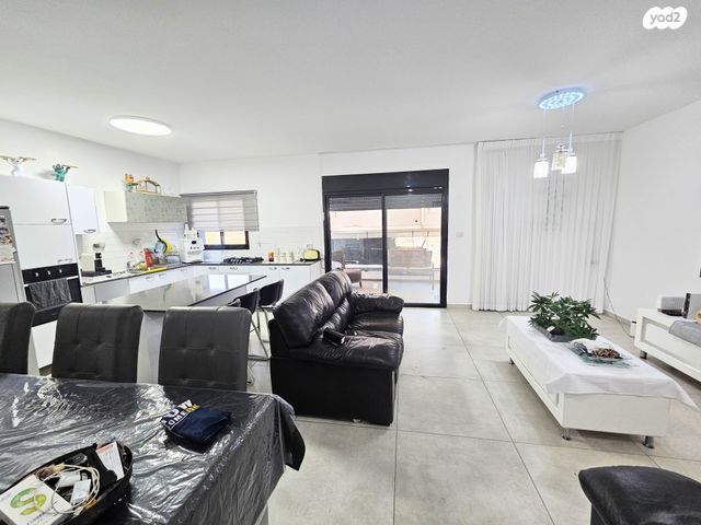 דירה, אריק איינשטיין, נווה שרון / שער העיר, נתיבות