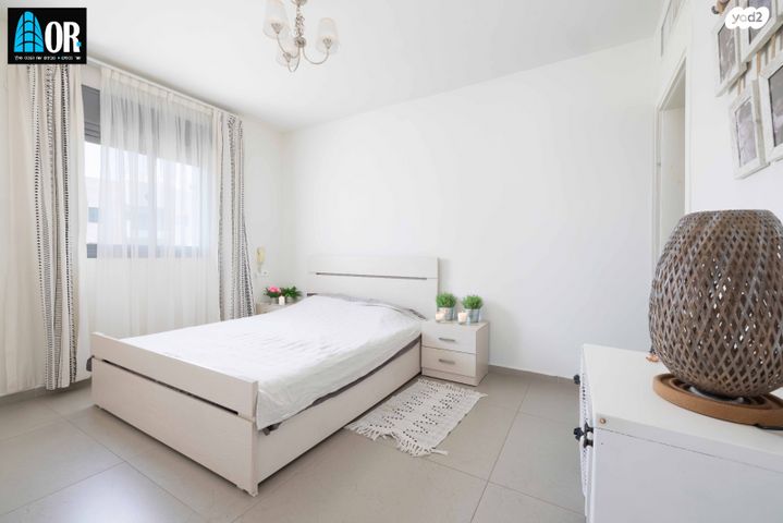 דירה, הרב זבולון גרז, רחובות הצעירה, רחובות