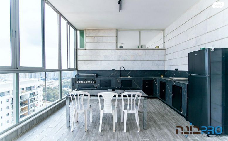 גג/ פנטהאוז, דודו דותן, הרקפות, ראשון לציון