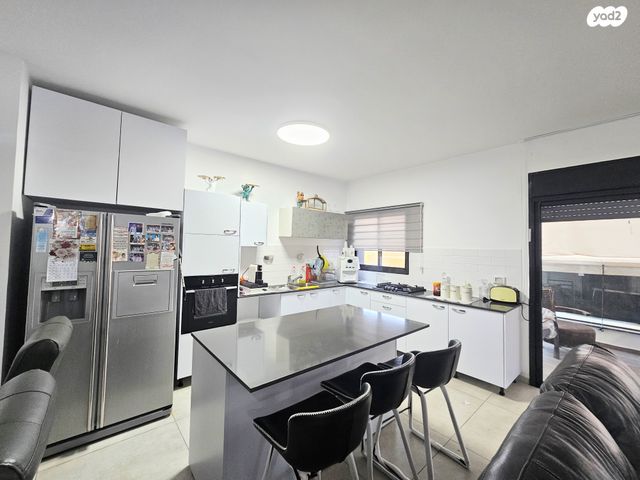 דירה, אריק איינשטיין, נווה שרון / שער העיר, נתיבות