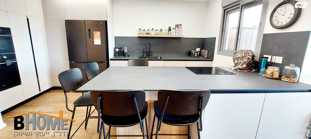 דו משפחתי, שושנת העמקים, קדימה צורן