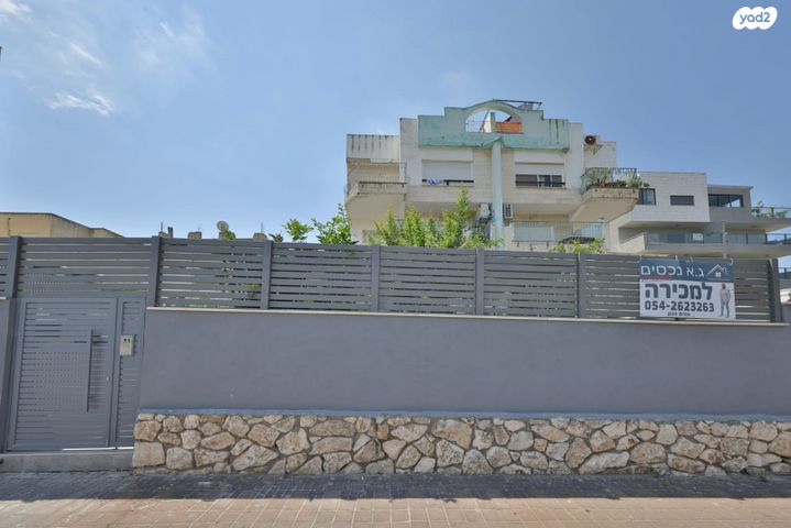 דירת גן, הראשונים, קרית אתא