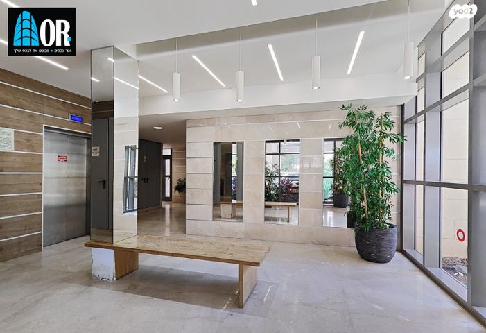 דירה, הרב זבולון גרז, רחובות הצעירה, רחובות