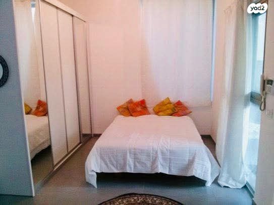 דו משפחתי, שושנת העמקים, קדימה צורן