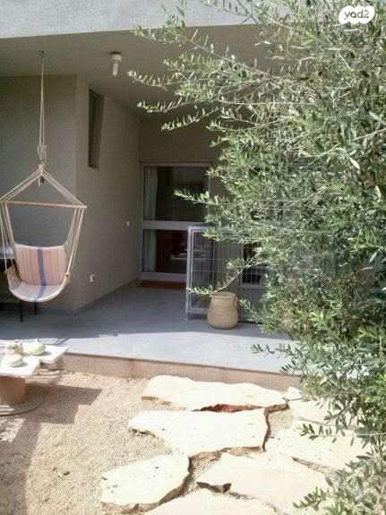 דו משפחתי, שושנת העמקים, קדימה צורן