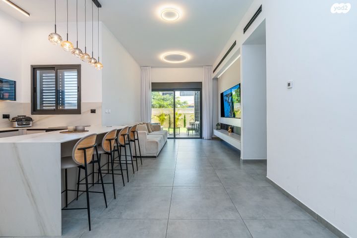 דירת גן, מור, אור ים, אור עקיבא