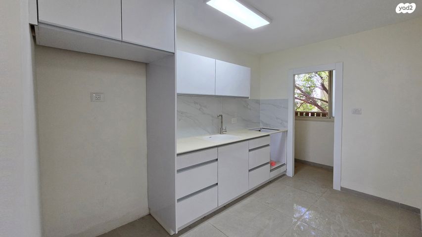 דירה, החסידה, שאר העיר, חצור הגלילית