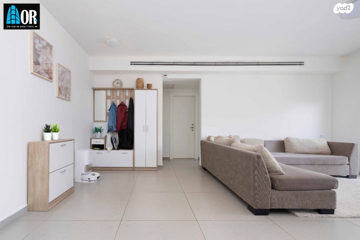 דירה, הרב זבולון גרז, רחובות הצעירה, רחובות