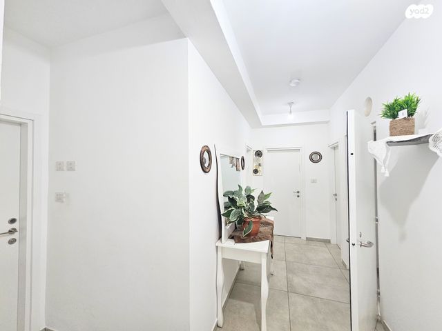 דירה, אריק איינשטיין, נווה שרון / שער העיר, נתיבות