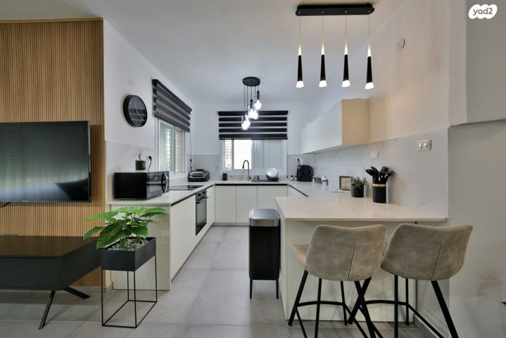 דירת גן, הראשונים, קרית אתא