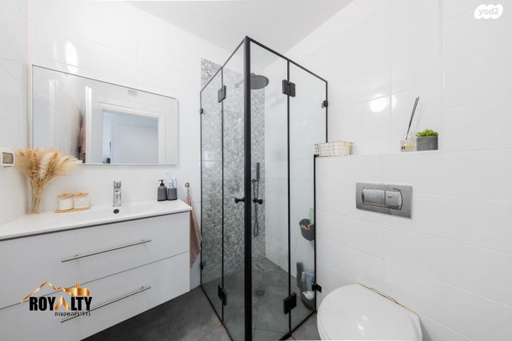 דירה, עופרה חזה, פסגות אפק, ראש העין