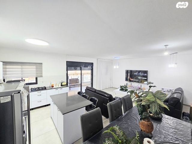 דירה, אריק איינשטיין, נווה שרון / שער העיר, נתיבות