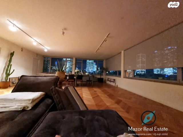 מונטיפיורי, הרכבת