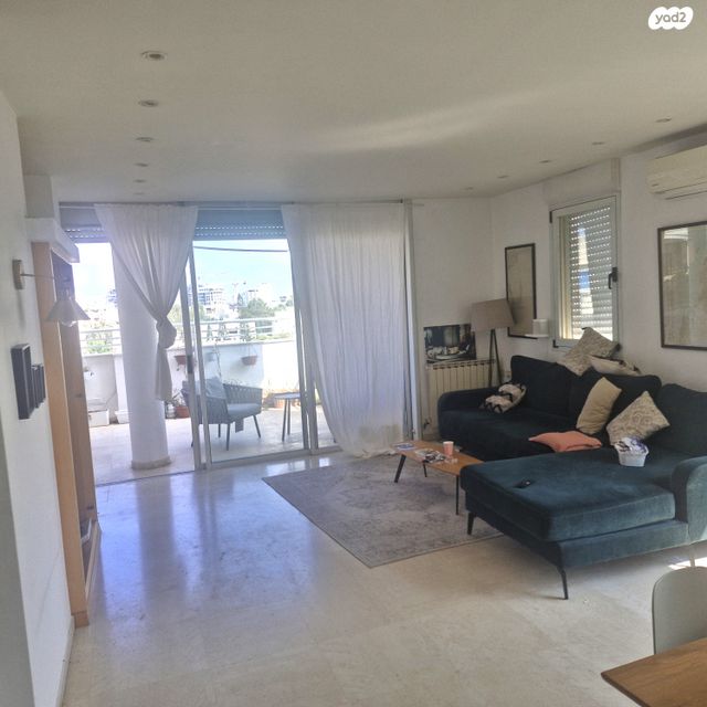 לאה גולדברג 