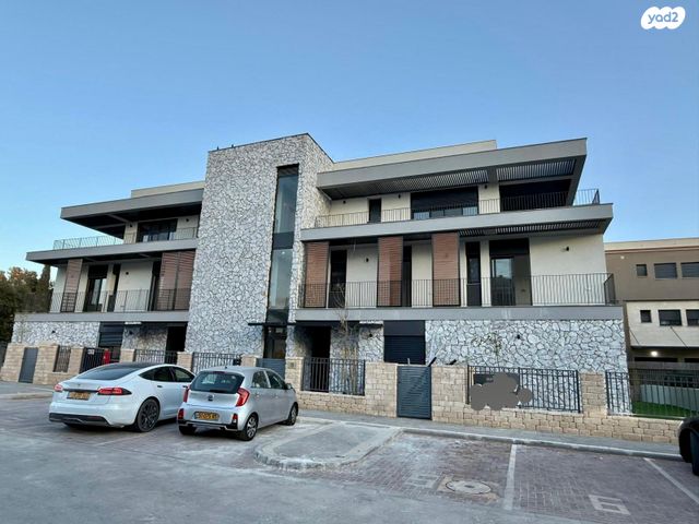 שולמית אלוני 15